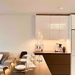 Aurora Penthouse アパート